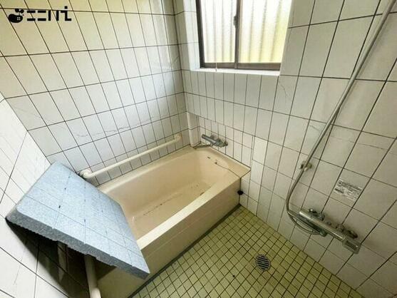 1050220682-17